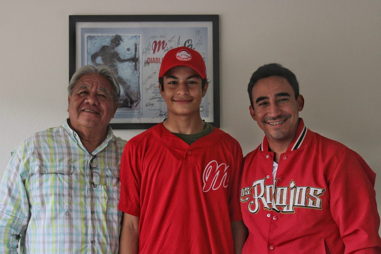 Armando Caballero Rodríguez, firma con la pandilla escarlata. Foto: Visión Deportiva