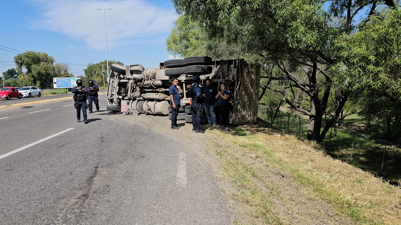 Se registró fuerte volcadura en la carretera Durango- Zacatecas. Foto: Especial.