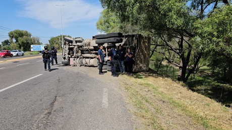 ¡Triple volcadura! Se vuelcan tres vehículos al chocar en la Durango - Zacatecas