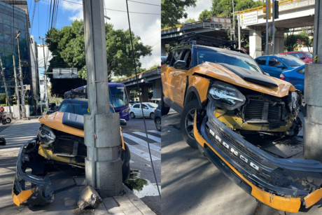 Automovilista pierde el control y se sube a la banqueta en Iztacalco