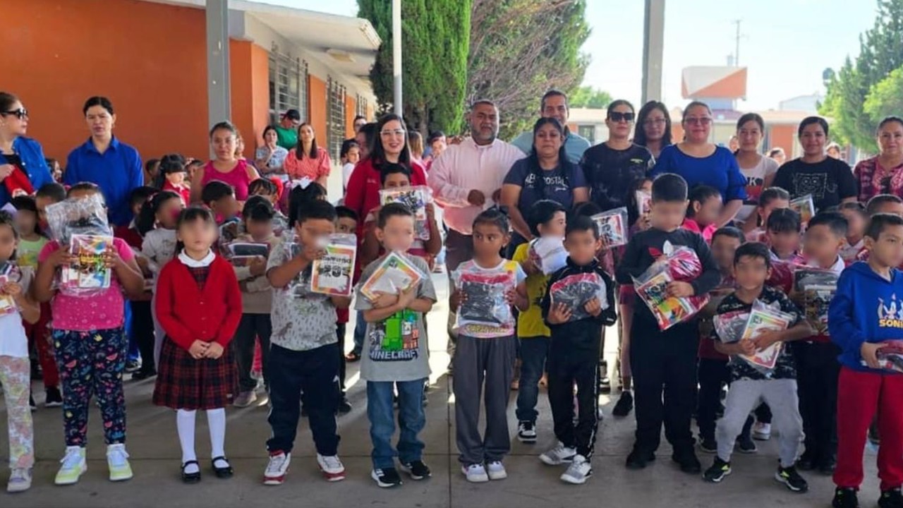 Menores de edad recibiendo su paquete de útiles y uniformes escolares por parte del Gobierno del Estado. Foto: Secretaría de Contraloría del Estado de Durango.