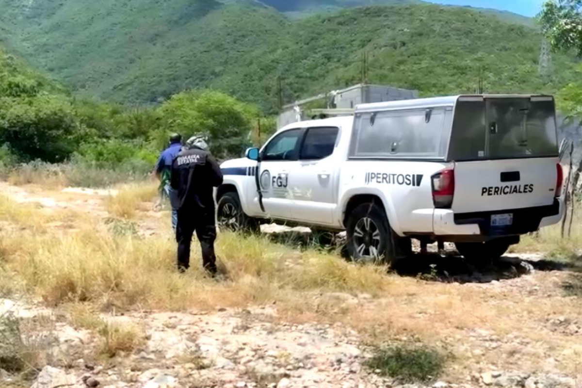 Peritos de la Fiscalía General de Justicia llevando a cabo su diligencia en el lugar del hallazgo. Foto: Posta Tamaulipas