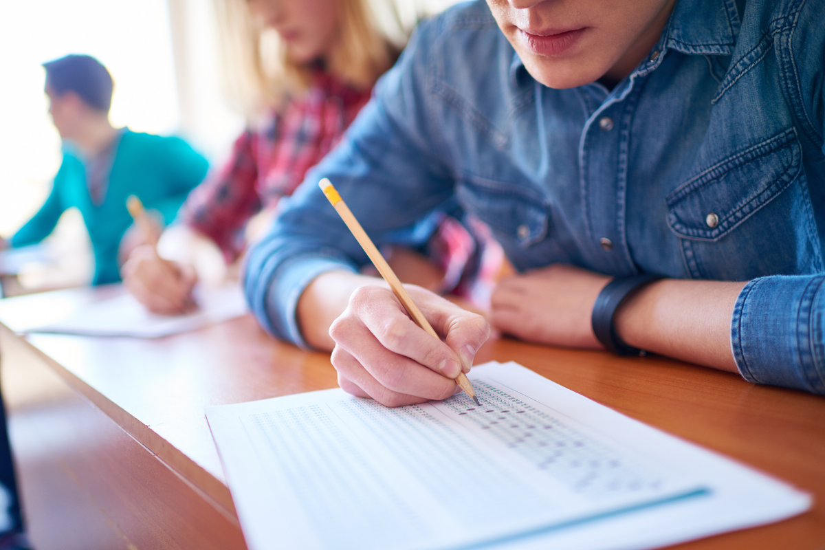 Joven realizando examen. Foto: Canva