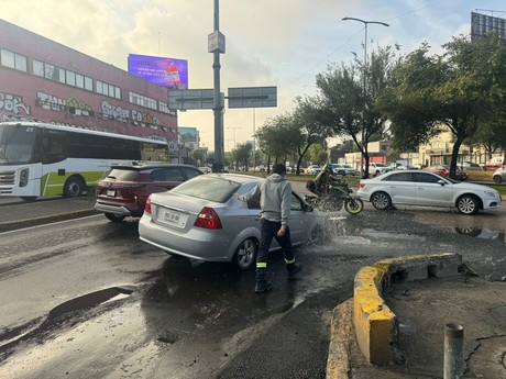 Enorme bache provoca daños en varios vehículos en GAM