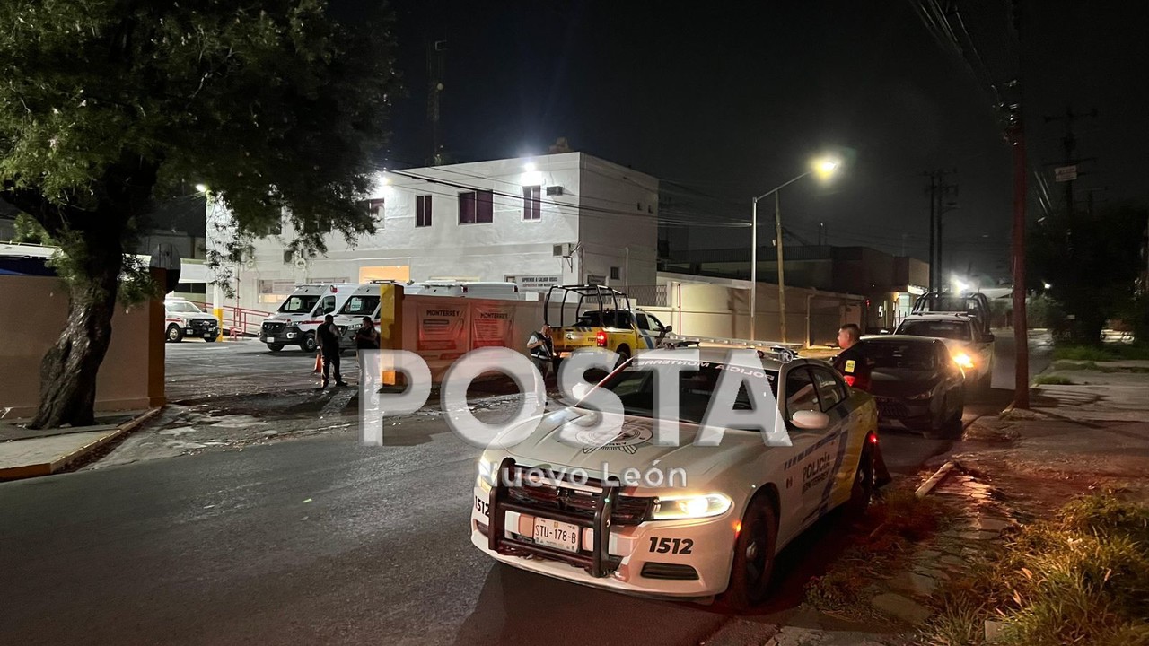 Elementos de la policía de Monterrey cubriendo el hospital de la Cruz Roja tras llegar el hombre víctima de asalto. Foto: Raymundo Elizalde.