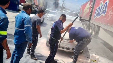 Auxilian policías de Torreón a conductor tras incendio de su vehículo