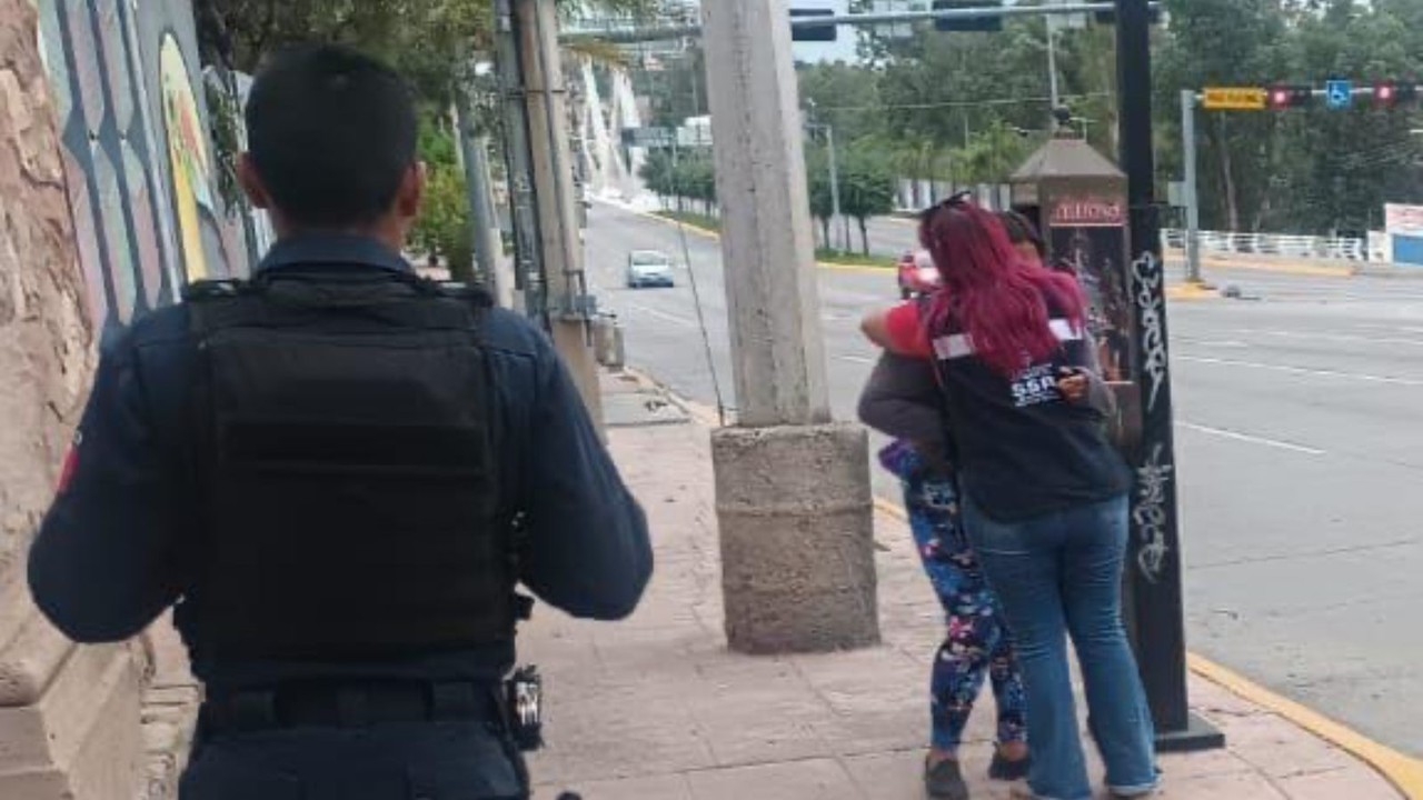 Personal de la Secretaría de Seguridad Pública responsables de la Línea Amarilla brindando contención a una mujer en crisis. Foto; Facebook SSP Durango.