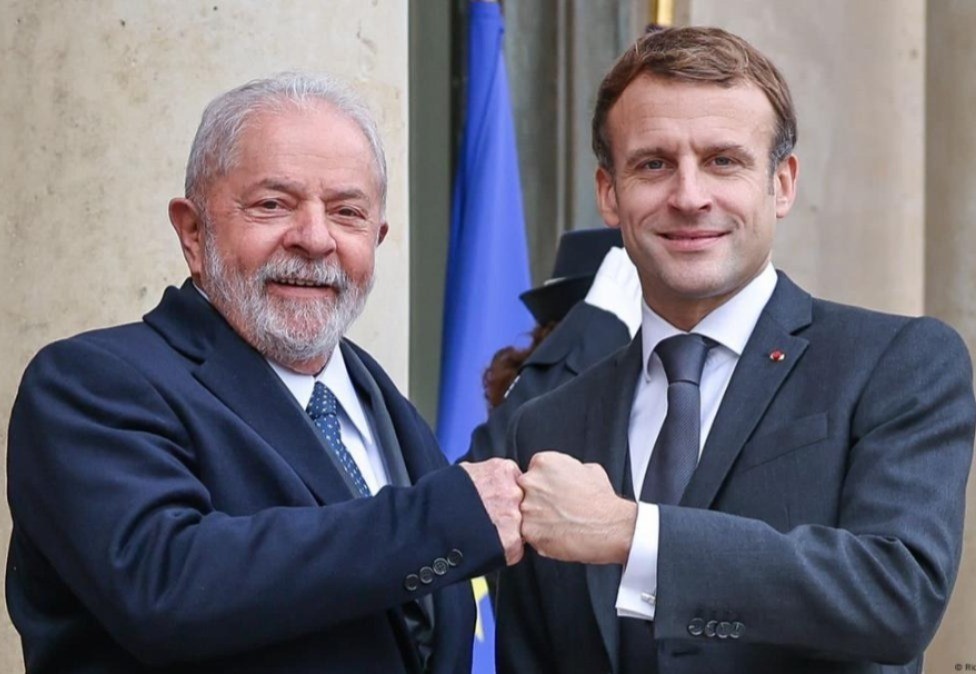 Lula presidente de Brasil y Emmanuel Macron presidente de Francia en un reunión de líderes de estado. Foto: DW.