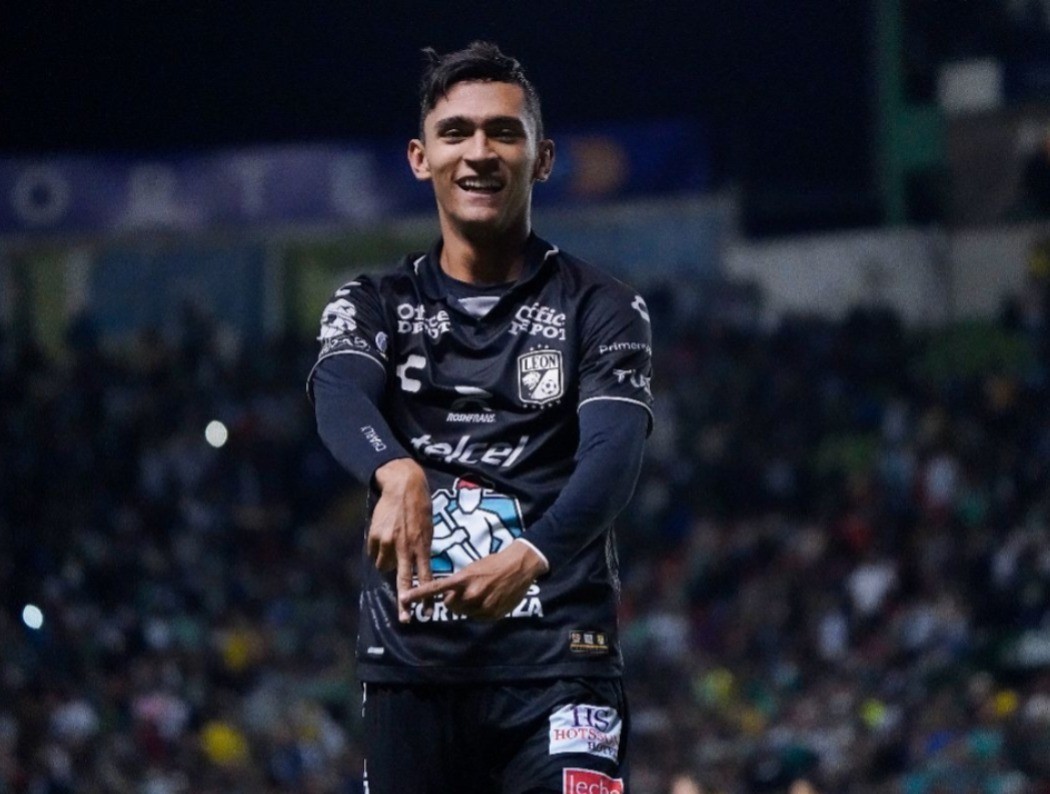 Fidel Ambriz festejando su gol con el Club León. Foto: Futbol Total.