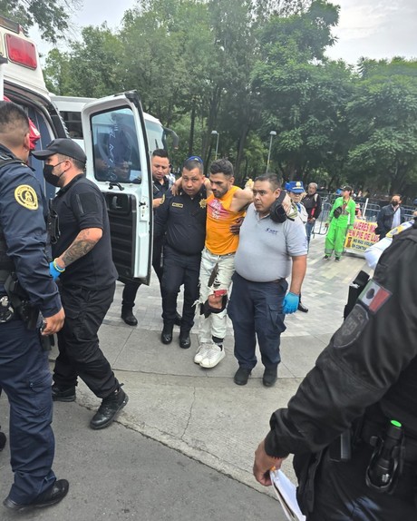 Servicios de emergencia atienden a persona baleada en la Alameda Central