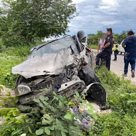 Impactante choque en Conkal deja un herido y un auto destrozado