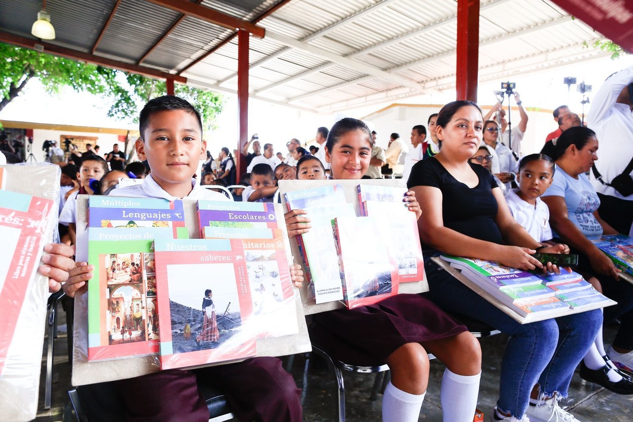 Américo Villarreal Anaya dio inicio al ciclo escolar 2024-2025, acompañado por diversas autoridades educativas y representantes del sector. Foto: Gobierno de Tamaulipas