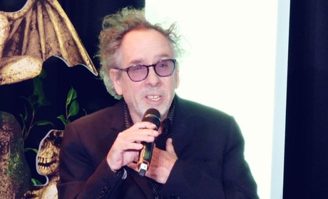 Presenta Tim Burton 'Beetlejuice 2' en México junto a elenco (VIDEO)