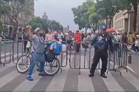 Taquero lanza tacos de canasta contra policía en el Zócalo