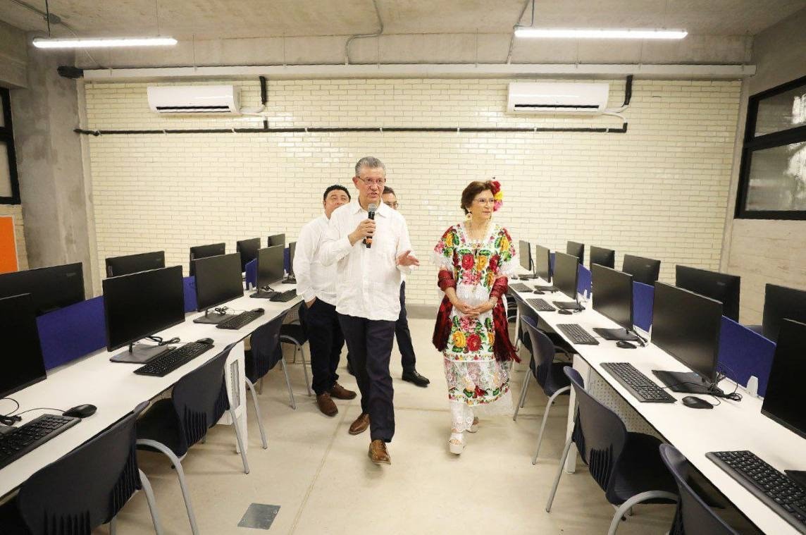 La encargada del Despacho del Gobernador, María Fritz Sierra, encabezó la inauguración del Hábitat Educativo de la Fundación Alberto Bailléres que estará en Kanasín.- Foto cortesía