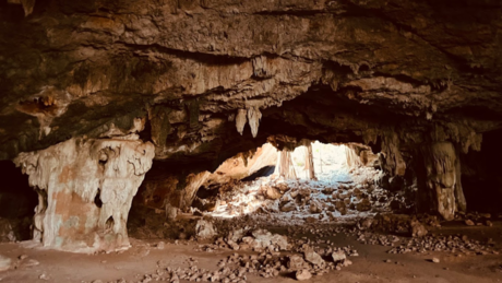 Explora Aktun Usil, las grutas sagradas con vestigios y jeroglíficos mayas