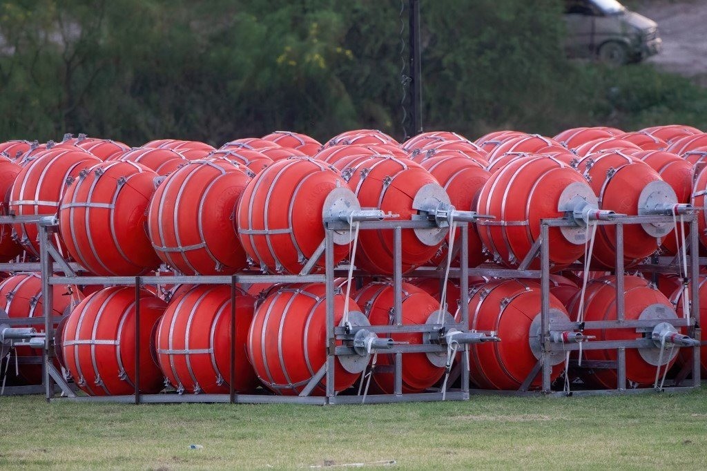 Las boyas que se han usado en el río que límita a Texas con Estados Unidos. Foto: MUNDIARIO.