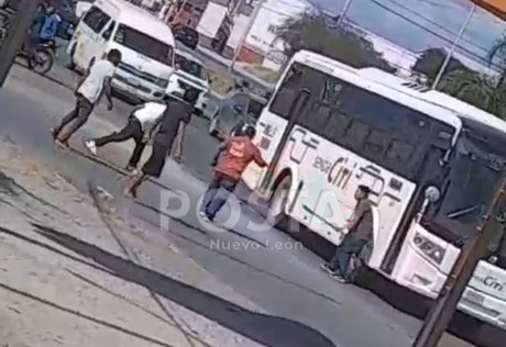 ¡Otra riña a pedradas y machetazos!; termina en atropello en Juárez (VIDEO)