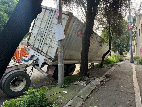 Fuga de agua provoca hundimiento de tráilers en Azcapotzalco