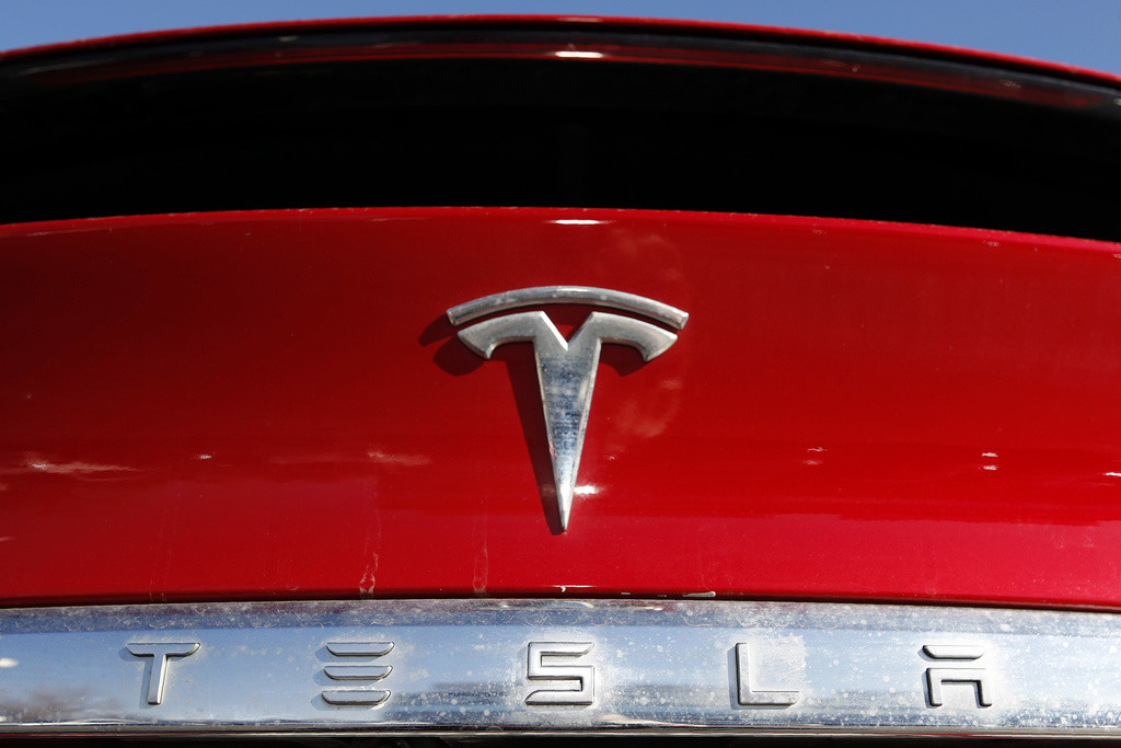 En esta imagen de archivo, el logo de Tesla visto en un Model X 2020 a la venta en un concesionario, el 2 de febrero de 2020, en Littleton, Colorado. (AP Foto/David Zalubowski, archivo)