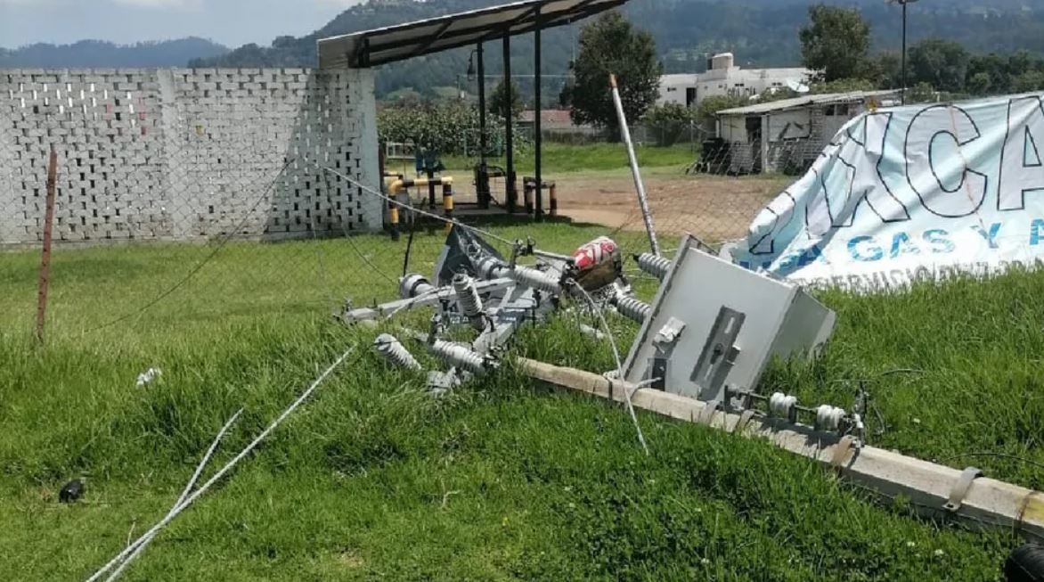 Personal de CFE de Tejupilco e Ixtapan de la Sal apoyaron a los municipios afectados para reparar los postes y cables caídos. Foto: PC de Edomex