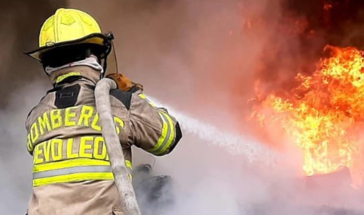 Los bomberos son piezas clave en la preservación de la vida y el bienestar de la población.  Foto: Facebook Bomberos de Nuevo León