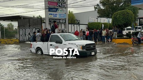 Lluvia e inundaciones paralizan la Vía José López Portillo  (VIDEO)