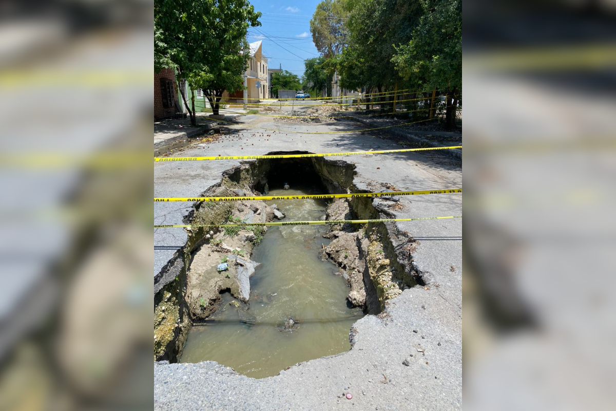 El pasado 24 de junio un camión recolector de basura, se hundió en un socavón en la calle Mutualismo, en la colonia Guadalupe Mainero. Foto: Sanju Pineda