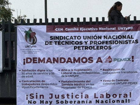 Bloquean sindicalizados de Pemex exigiendo cumplimiento de sus demandas