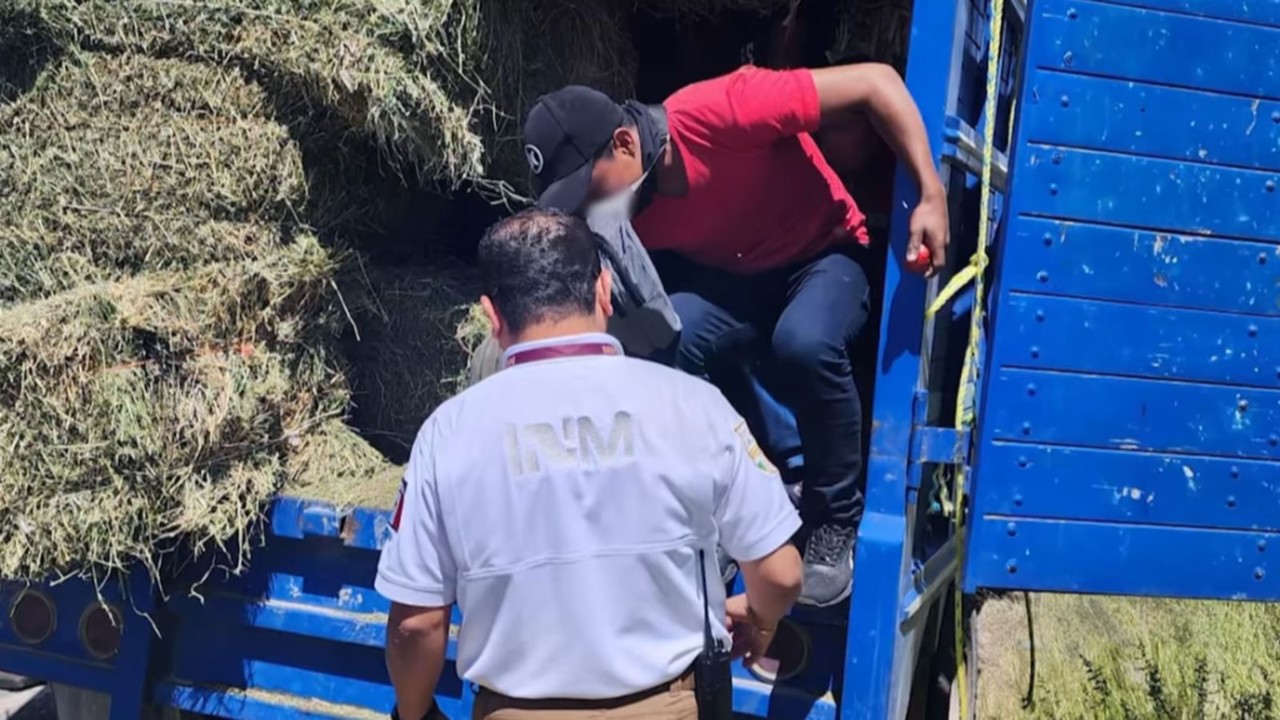 Agente federal del Instituto Nacional de Migración junto a un migrante rescatado. Foto: Captura de pantalla.