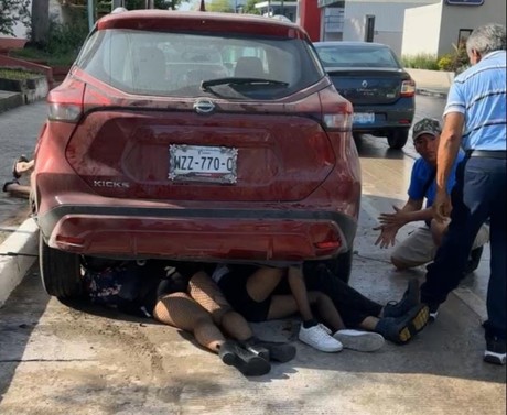 Jóvenes terminan la parranda debajo de un auto