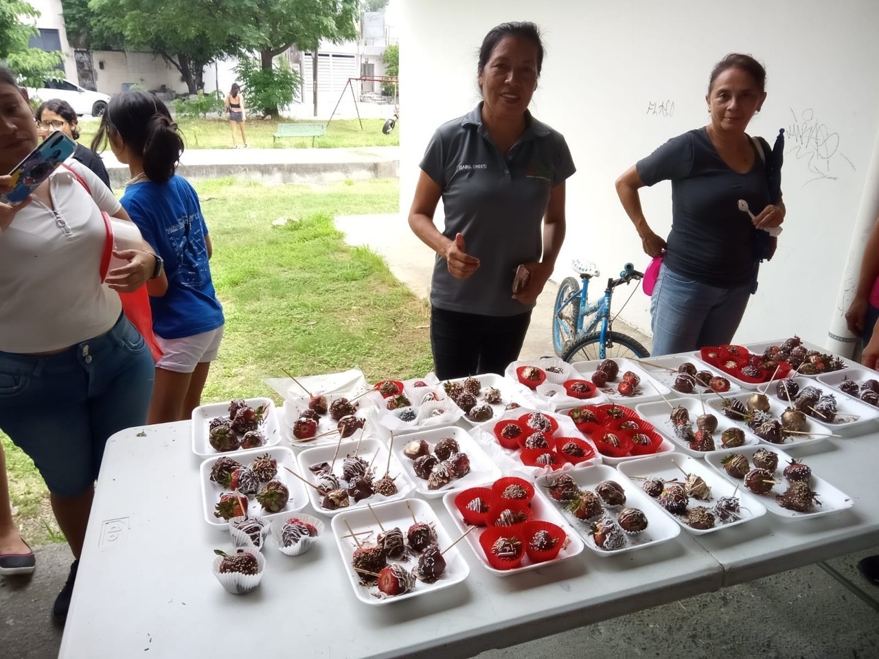 Trabajadores del municipio de Juárez, en los cursos de globoflexia y chocolatería en la delegación Salvador Chávez. Foto: Facebook Paco Treviño.