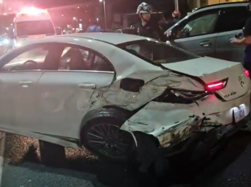 El vehículo Mercedes Benz dañado tras el accidente vial en Cumbres. Foto: Protección Civil de Nuevo León.