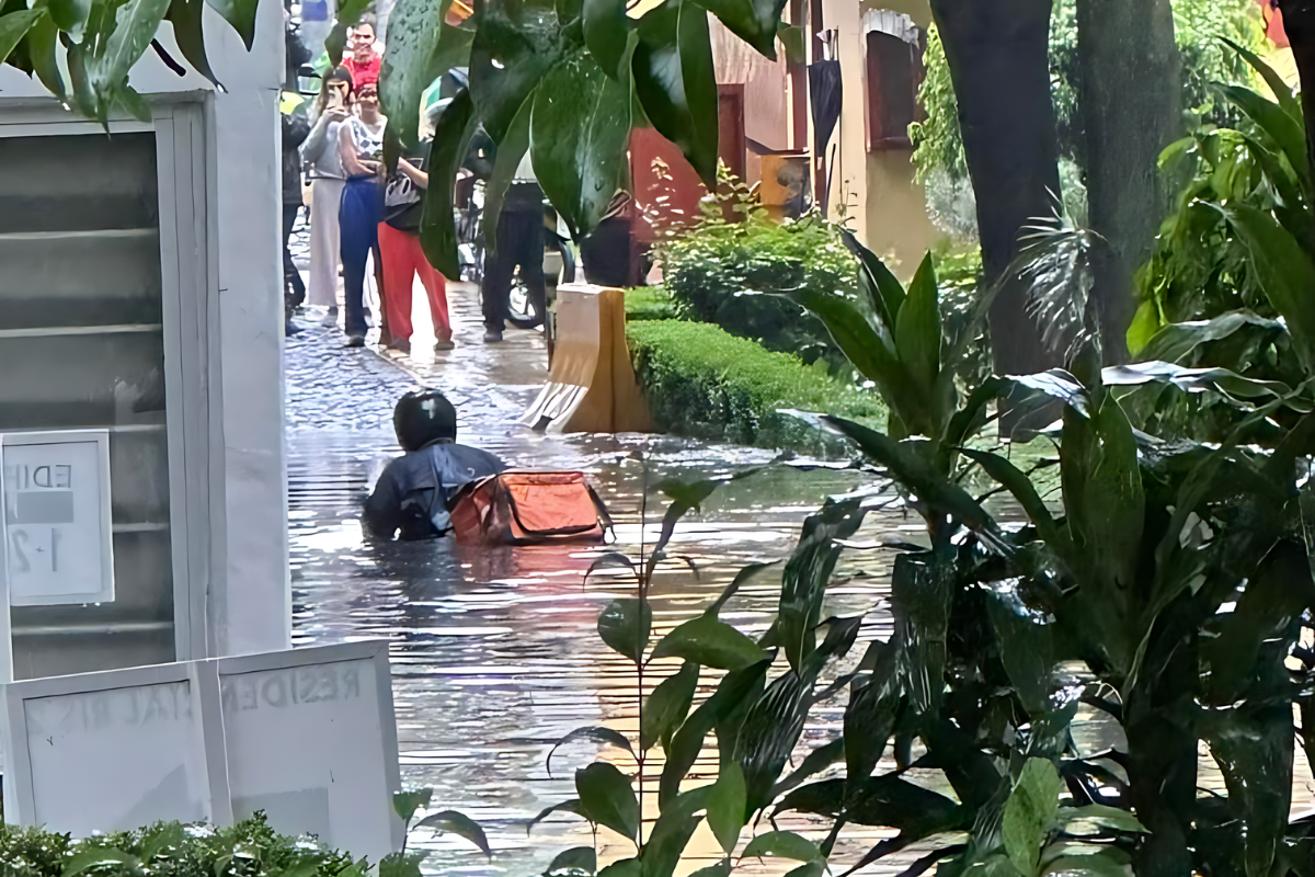 Inundación en Insurgentes Sur, alcaldía Tlalpan por fuertes lluvias. Foto: @anagdv