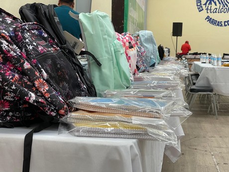 Parras entrega material escolar en educación básica