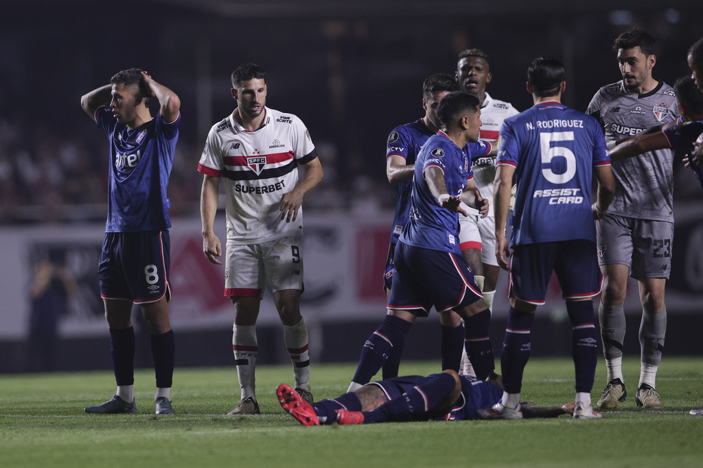 El zaguero Juan Izquierdo del club uruguayo Nacional en el piso tras colapsar durante el partido contra Sao Paulo por la Copa Libertadores, el jueves 22 de agosto de 2024. (AP Foto/Ettore Chiereguini)