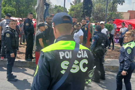 Intentan linchar comerciantes de Coyoacán a ladrón, policías lo rescatan