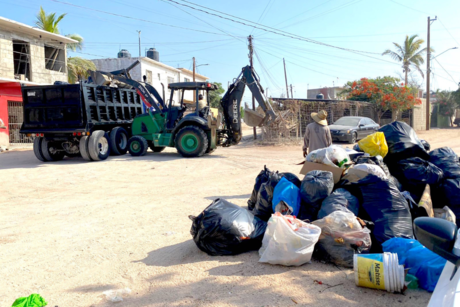 Retiran cerros de basura acumulada de las calles de Los Cabos