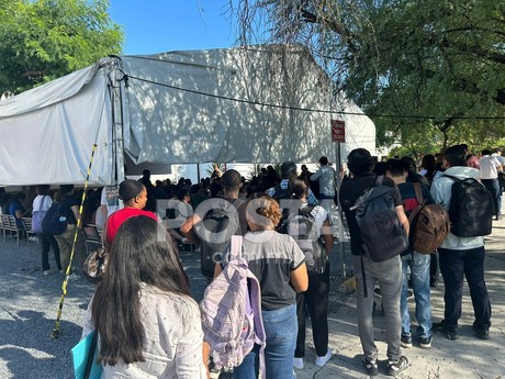 Viven extranjeros calvario al hacer largas filas en Migración