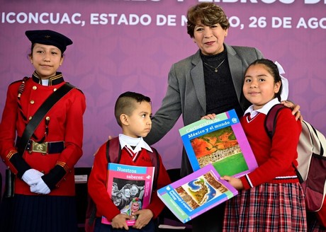 ¡Con todo y libros! Entrega Delfina Gómez material de Nueva Escuela Mexicana