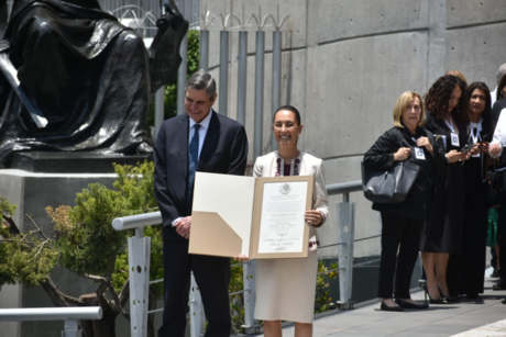 Claudia Sheinbaum recibe constancia como presidenta electa de México