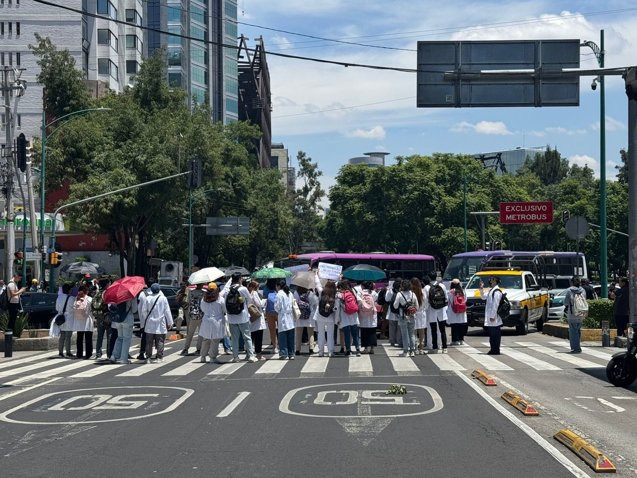 Estudiantes de medicina bloquean Insurgentes Sur. Foto: Ramón Ramírez