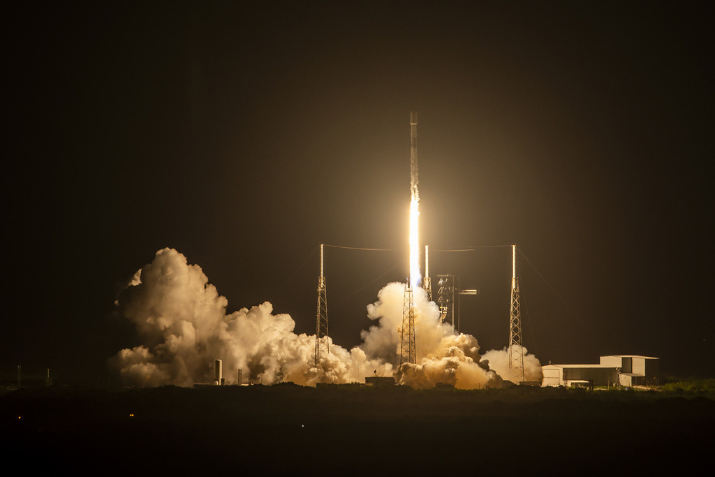 En esta foto, propocionada por SpaceX, el cohete Falcon 9 de SpaceX, que transporta 21 satélites de internet Starlink, despega de Cabo Cañaveral, Florida, el miércoles 28 de agosto de 2024. (SpaceX vía AP)