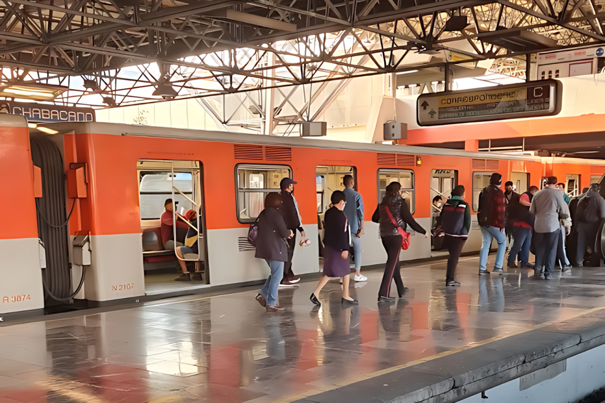 Personas en la estación Chabacano, Línea 2 del Metro. Foto: Google Maps