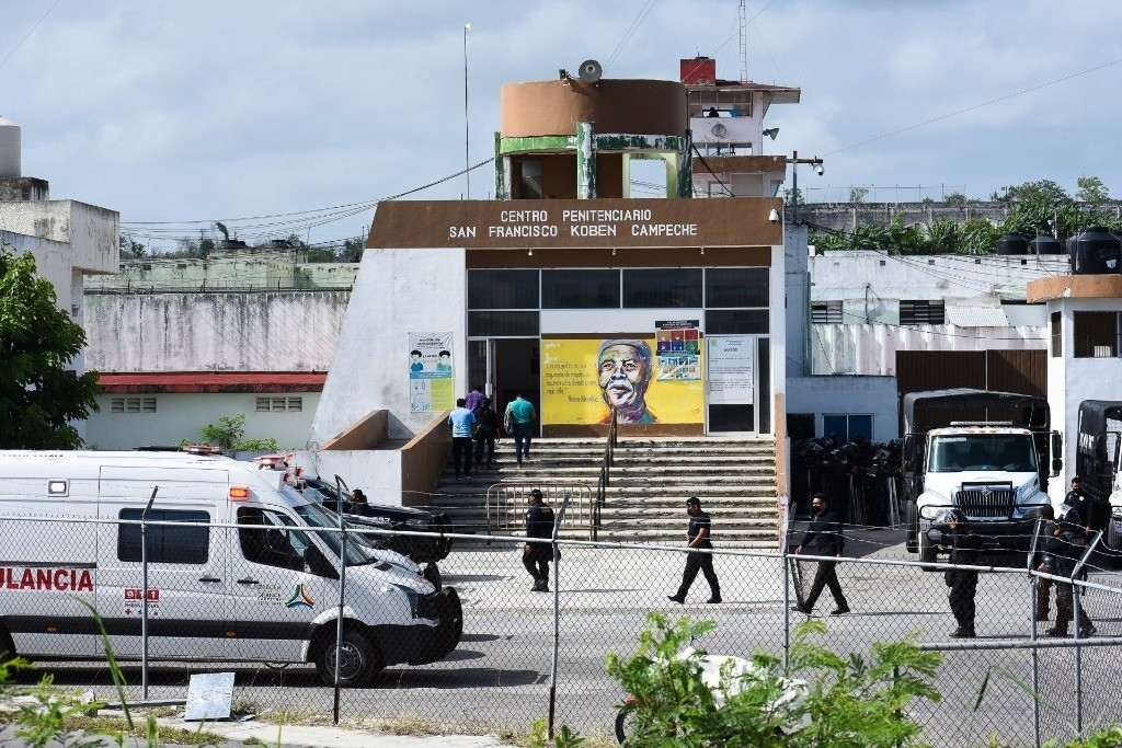 Autoridades afuera del penal de Kobén, Campeche. Foto: La Jornada.