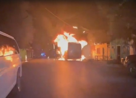 Incendio consume camión urbano en la colonia Caracol