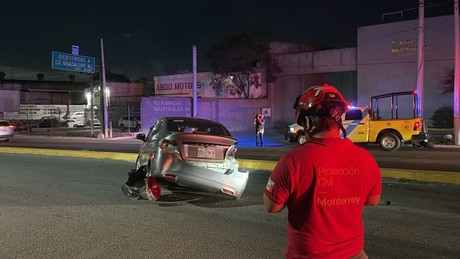 Se estrella joven contra muro en avenida Morones Prieto