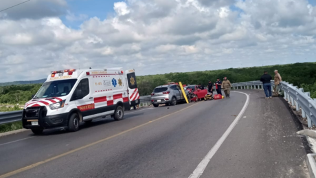 Camioneta invade carril y provoca fuerte encontronazo en la vía Mérida-Campeche