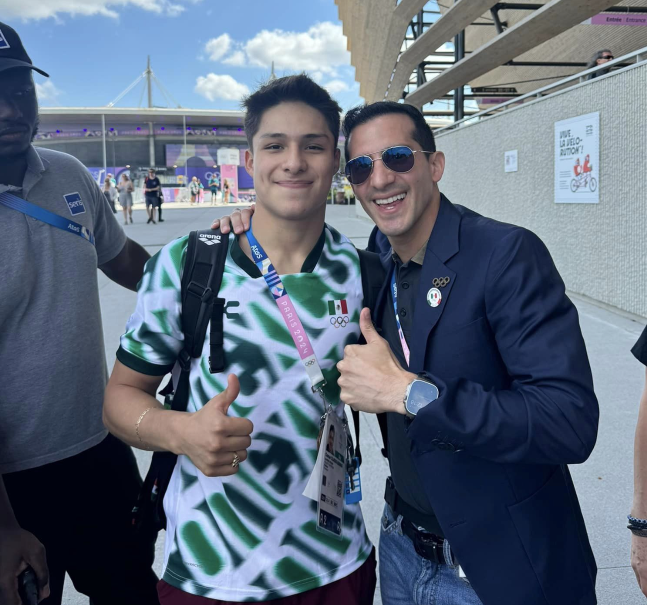 El ex clavadista olímpico yucateco  Rommel Pacheco visitó  en París a colegas quienes participaron en la competencia de semifinales de trampolín en el marco de la Olimpiada 2024.- Foto de redes sociales