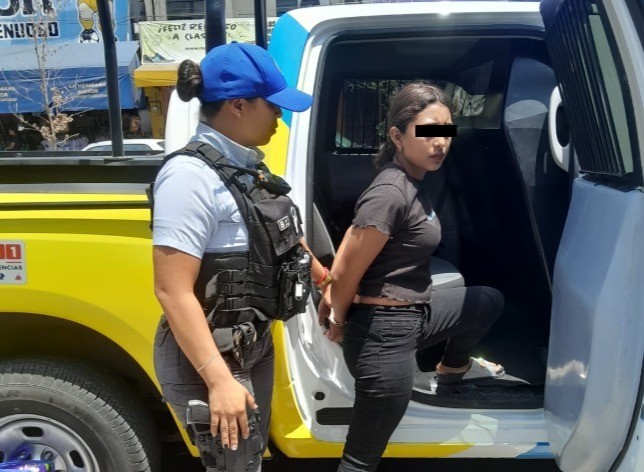 La mujer una vez que fue detenida por la policía de Monterrey. Foto: Policía de Monterrey.